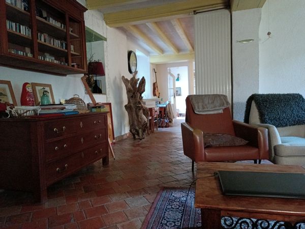 L'aile du moulin que nous habitons offre un hébergement confortable au bord de la rivière dans un cadre verdoyant et au calme. 
Le logement est composé au rez de chaussée d'un grand salon et d'une salle à manger et d'une cuisine ouverte sur le jardin et la rivière.
Au 1er étage, vous trouverez 2 chambres, un pallier aménagé pour accueillir un couchage supplémentaire et une salle de bains équipée d'une douche et d'une baignoire.