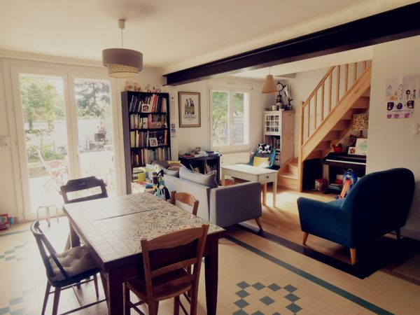 Maison familiale des années 50, simple et lumineuse, 3 chambres (2 enfants), jardin et terrasse.