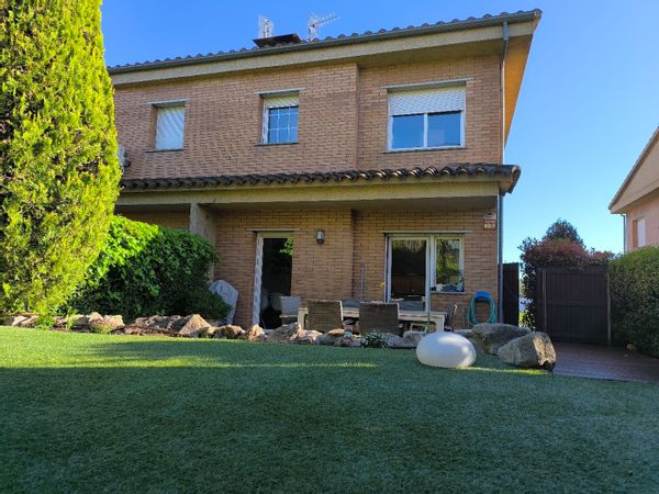 Family-friendly home in quiet neighbourhood in Girona.