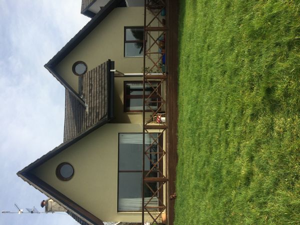 “Skylark” overlooks the river Shannon and surrounding Clare hills with panoramic views from the sitting room cum dining room. It is within walking distance of the scenic twin towns of Ballina Co Tipperary and Killaloe Co Clare which offer a selection of Restaurants, Pubs, Cafes. Amenities nearby are a Leisure Centre, Water Sports and Walking. Within 25 minutes  are three Golf Courses. Sightseeing attractions include the renowned Cliffs of Moher and Rock of Cashel 90km away.