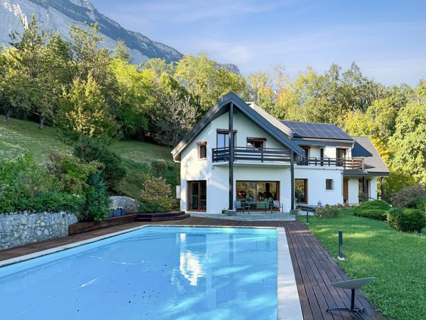 Vaste villa au calme avec piscine sur les pentes des Alpes, proche de stations de ski prestigieuses
