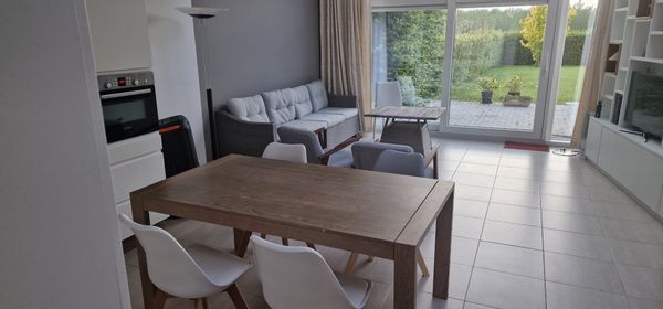 Maison moderne et lumineuse au centre du Brabant Wallon avec jardin et piscine. Région calme. 
Cuisine équipée et magasin à 10 min.  
Proche de Namur et Louvain-La-Neuve.