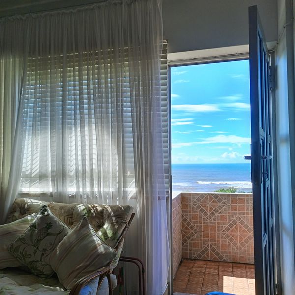 Breezy Seaview, direct beach access, 2 minutes walk to shops/park/beach, situated next to Funlan(family entertainment center)