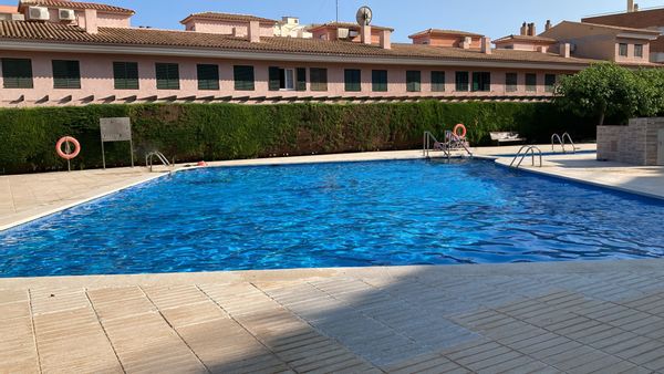 Bienvenidos a nuestro encantador apartamento en el corazón de Torredembarra, un destino perfecto para familias y parejas que buscan relajarse y disfrutar del sol y la playa. Nuestro hogar cuenta con 2 dormitorios y 2 baños, ideal para hasta 4 personas, ofreciendo todo el espacio necesario para una estadía cómoda y relajante. Características del Espacio: Ubicación Privilegiada: A solo unos pasos de la playa, podrás disfrutar de paseos por la orilla del mar y de las impresionantes vistas del Mediterráneo. Diseño Moderno: Nuestro apartamento está equipado con todo lo necesario para que te sientas como en casa, incluyendo una cocina totalmente equipada y un salón acogedor. Servicios Incluidos: Wi-Fi gratuito, ropa de cama y toallas para asegurar una estadía sin preocupaciones. Explora Torredembarra: Playas y Actividades: Disfruta de deportes acuáticos, paseos en bicicleta o simplemente