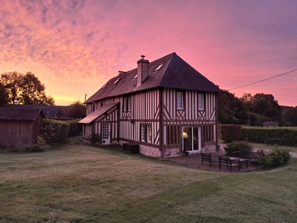 La maison de Axelle et Julien est maison typiquement normande en colombages. Elle est en plein nature, baignée de soleil et rythmée aux sons de la nature.