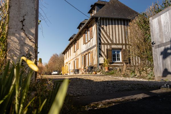 La maison d'Axelle et Julien est une maison typiquement normande en colombages. Elle est baignée de soleil et vit aux rythmes des sons de la nature.