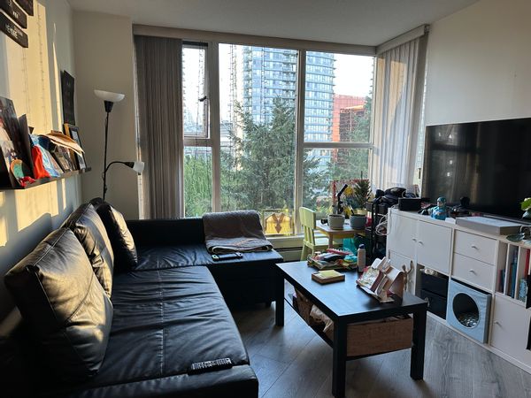 Modern Yaletown apartment