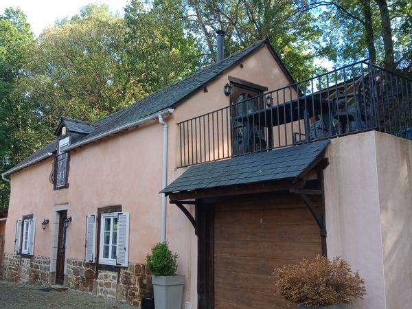 Ancien moulin en pierre rénové au pied de la Rance et en pleine nature