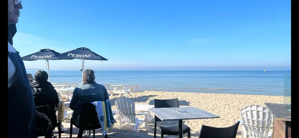 Sensational popular coastal location just minutes to City. Sunshine filled 3 bedroom, 2 bathroom home with pool, gym.  Close to beach, parks, and groovy restaurants, cafes and bars. Best place in Melbourne to be.