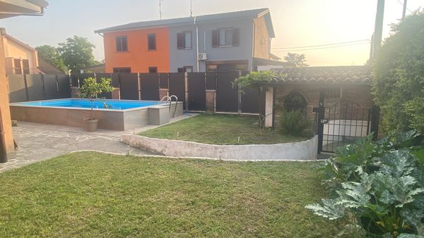 Camera e bagno privati a casa di Sara e Andrea con accesso a piscina, pergolato e barbeque.