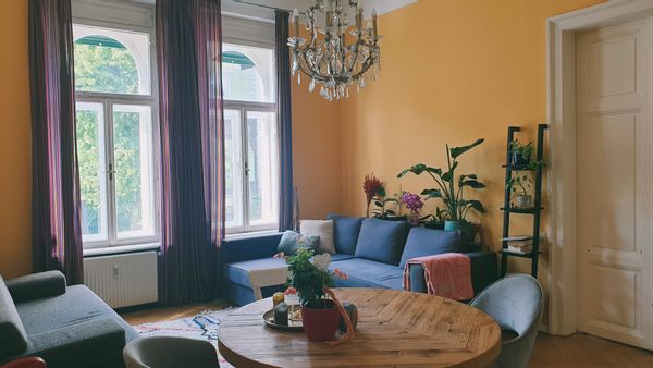 kühle Altbauwohnung in ruhiger und sicherer Wohngegend. Im Hochparterre.