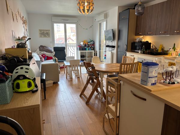 Comfortable two-room apartment just outside Paris!
