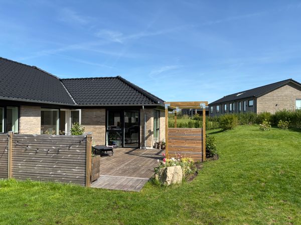 Modern and cozy family home in beautiful Silkeborg, surrounded by lakes and forests. Perfect for couples or families looking for both nature and city charm. Enjoy a private garden, open living space, and child-friendly amenities in a peaceful neighborhood. Want it to sound a bit more luxurious, adventurous, or down-to-earth?