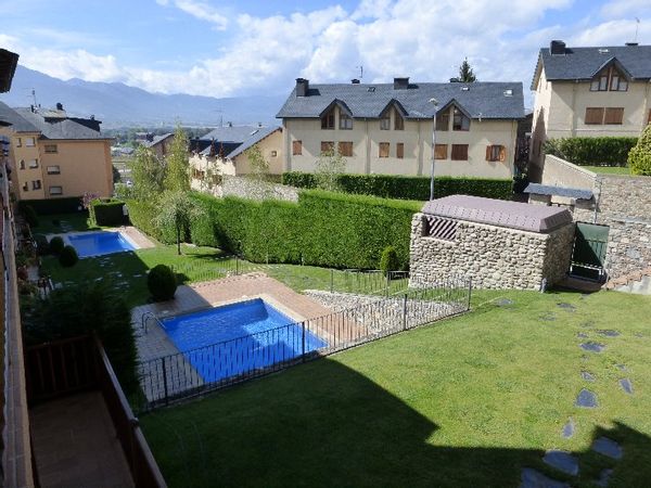 Cómodo piso en el Pirineo Catalan junto a la frontera con Francia. A 5 minutos de la estación de tren y a 3 minutos caminando del centro de Puigcerdà. El piso está situado en una comunidad de vecinos pequeña y muy tranquila que dispone de jardín y piscina. Está a 20 minutos de las pistas de esquí de Masella y la Molina, Porté, Eine ...