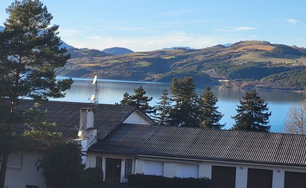 Plage et sentier de randonnée à proximité immédiate.