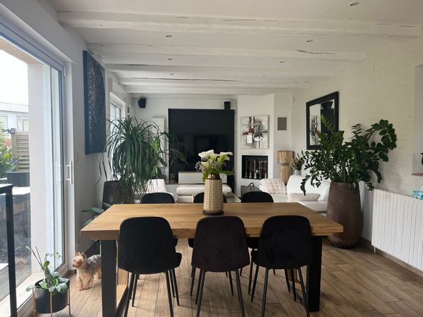 La maison des Pascaux
Maison spacieuse, de 4 chambres et d’un bureau. Une belle cuisine aménagée ouverte sur le salon-séjour exposé plein sud, s’ouvre  sur une belle terrasse et un petit jardin exotique, où se trouve un jacuzzi protégé par une tonnelle. Pour vos déplacements, la station de tram est à 5 minutes à pieds. Idéal, pour visiter Brest. Nous sommes à 25 minutes des premières plages.