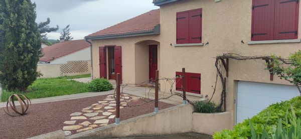La maison d'Isabelle est à moins de 30mn du site reconnu au patrimoine mondial de l'Unesco, à savoir le Puy de Dôme. A moins de 30 mn du lieu de baignade: le gour de Tazenat. Maison située entre 2 villes : Riom et Clermont Ferrand. Les lieux connus autour du Sancy sont entre 45mn et 1h  en voiture (château de Murol, lac Chambon, lac d'Aydat, puy de Sancy, La Bourboule, Le Mont Dore, la Banne d'Ordanche, le lac du Guéry, le lac Servières...) .
