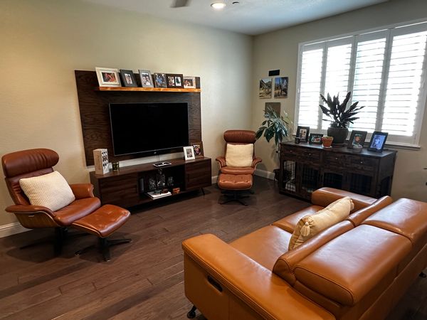 Our clean and bright townhome is a five minute drive to historic downtown Napa.  Ideally located for wine tasting in the world renowned Napa Valley and just 15 minutes to the beautiful and historic Sonoma County wine region.