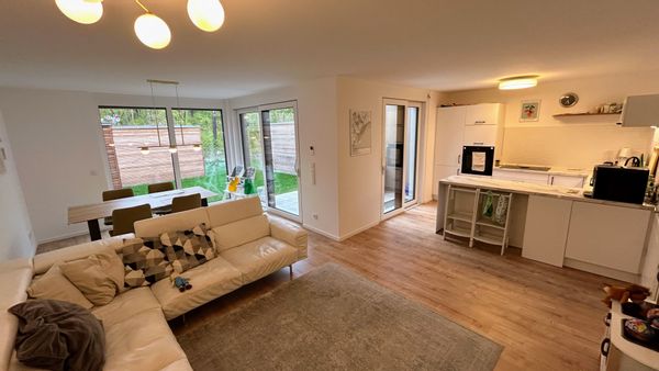 Brand New Townhouse: Built 2023 with 3 Floors, Garden, BBQ, Forest View, Subway Connection, Car