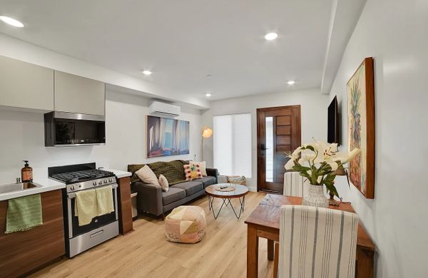 Unique private 1b/1b apartment for room
