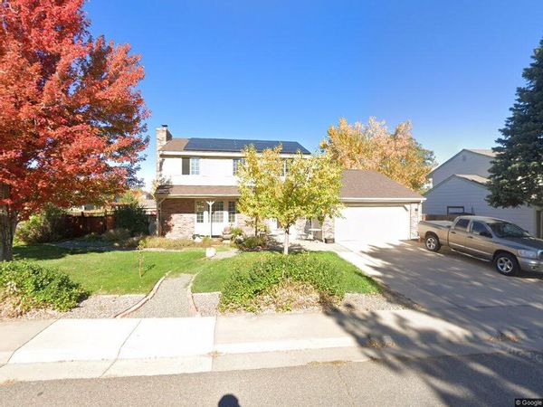 House 10 minutes to hiking in the Rocky Mountain foothills with beautiful rock formations. 60-90 minute drive to ski resorts for winter and summer fun. 30 minutes by transit or car to the downtown city of Denver for museums, zoo, shows, and dining.