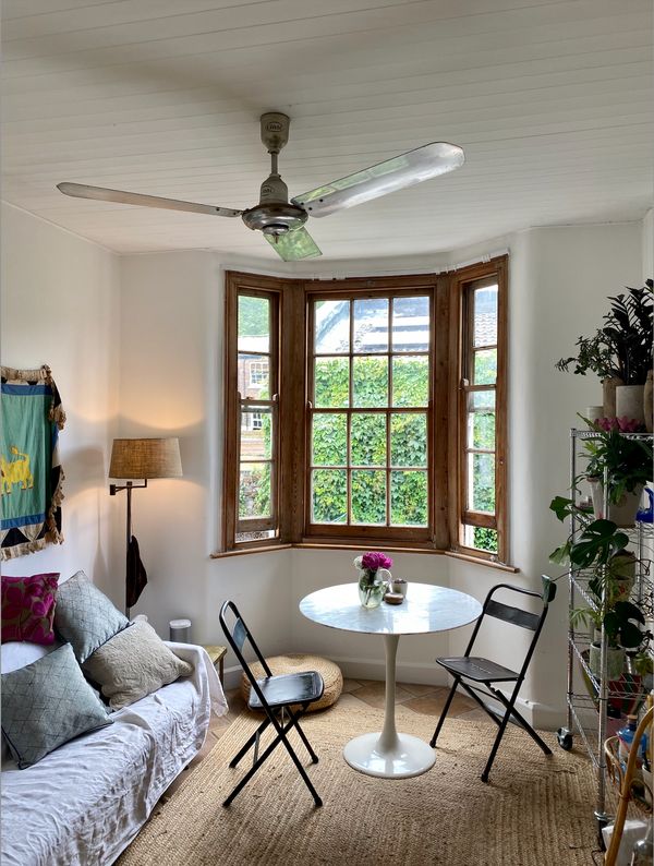 A beautiful oasis with bird song at the centre of everything London has to offer. Victorian, with a modern interior set up both for working or leisure-seekers. Close to Islington, The City, Clerkenwell, Shoreditch and Hackney.