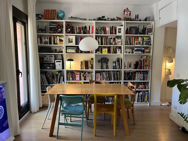Cristina's house is a charming 2 bedroom flat 3 minutes by feet from El Retiro, the historical park in Madrid and 10 minutes walking from El Prado Museum