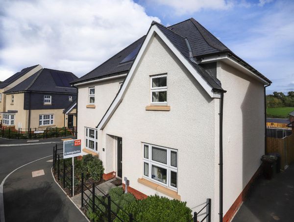 Lovely home in England with loads nearby including shopping, bars, restaurants, walks and more!