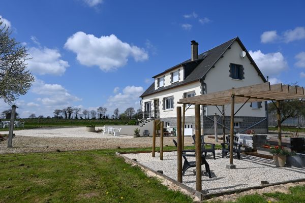 La maison de Janet est moderne et lumineuse, située sur un terrain privé de 5 000 m², entouré de champs.