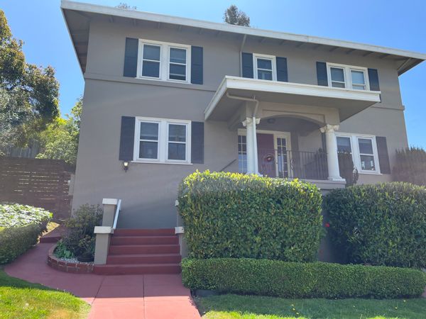 Patricia's house in a beautiful and safe Oakland neighborhood surrounded by good neighbors, Redwood trees and all very accessible points of interest in Berkeley, Oakland, San Francisco!