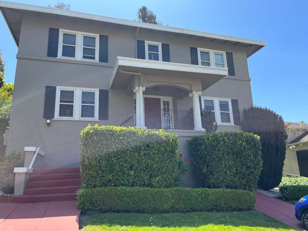 Patricia's house in a beautiful and safe Oakland neighborhood surrounded by good neighbors, Redwood trees and all very accessible points of interest in Berkeley, Oakland, San Francisco!