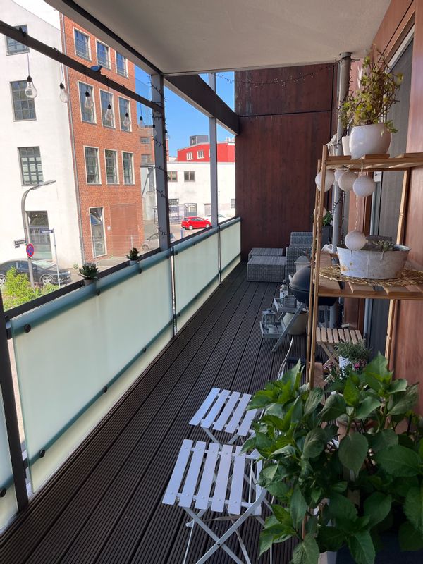 Our spacious, modern flat offers everything you need for a comfortable stay in Hamburg. With room for up to four people, it’s perfect for couples, friends or small families. All rooms are connected through a central hallway, making the space flow naturally. You’ll find a cosy living room to relax in, a large, fully equipped kitchen with an adjoining dining area, and a sunny, quiet balcony with space to sit or lie down – a great spot to unwind after a day out. The bathroom is roomy, with a shower and a washing machine for your convenience. We’ve furnished the flat with care to make it feel homely and personal. It’s located near the Eilbekkanal, ideal for long walks, yet still quiet despite being right in the city. There are lots of cafés and restaurants just around the corner, and excellent U- and S-Bahn connections will get you quickly to Hamburg’s best-known sights – from the Elbphilh