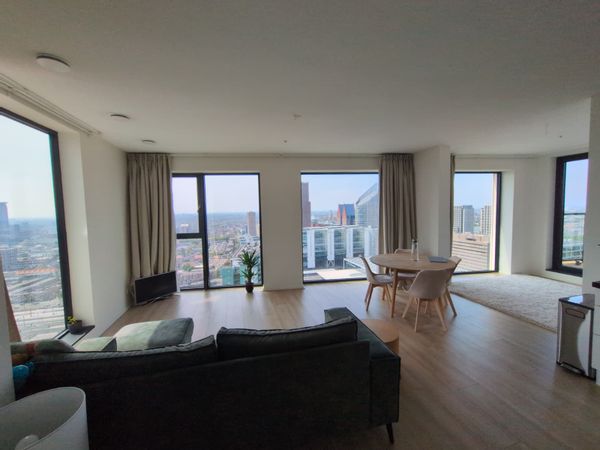 Panoramic penthousish w/ sea views in city center
