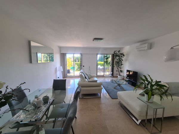 En France, au coeur de la Provence de Cézanne, résidence de luxe en rez de jardin  avec piscine et tennis, toute l'année