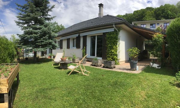 Petite maison aux pieds des montagnes