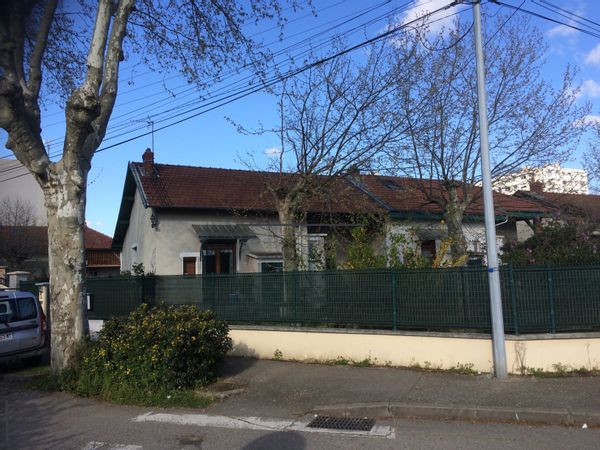 Maison et jardin en banlieue lyonnaise