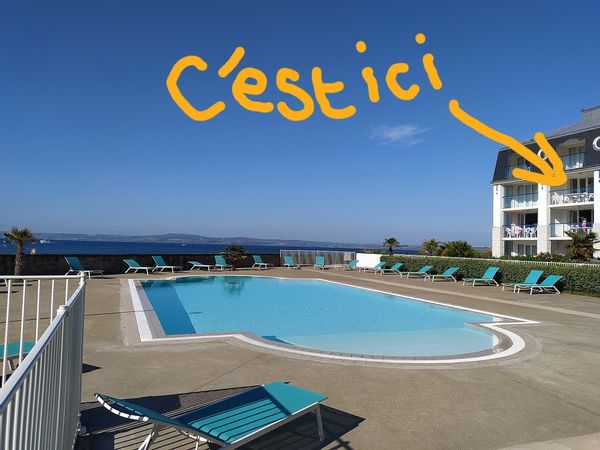 All You Need les pieds dans l'eau.