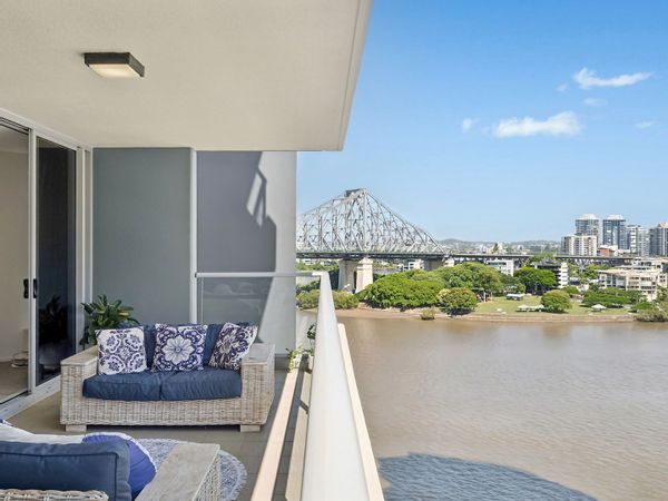 Awesome 3 bedroom apartment in the heart of Brisbane, with river views and everything at your doorstep