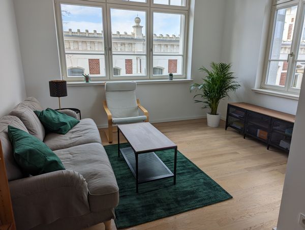 moderne renovierte Wohnung in schickem Viertel mit Arbeitsplatz