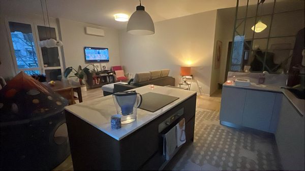 Spacious, light, family friendly apartment in a quiet, up-market apartment building 7 minute from Monza Park