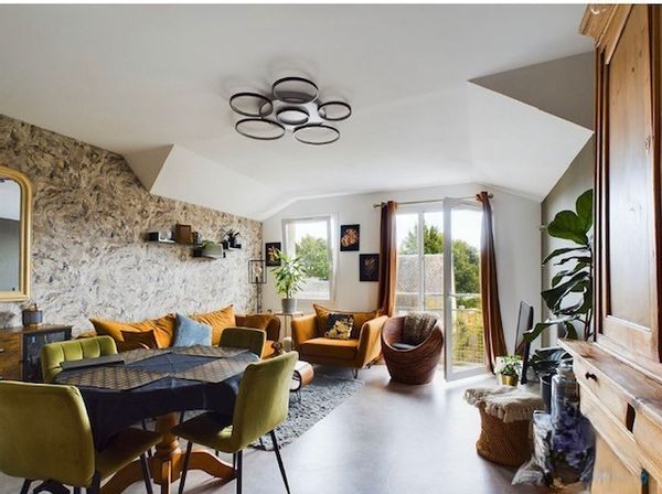 Appartement lumineux de 90m² avec terrasse, 3 chambres – proche plages et sites historiques Bienvenue dans notre bel appartement décoré avec goût, situé à seulement 10 minutes de Caen ! Profitez d’un logement spacieux et confortable de 90m², idéal pour une famille ou un groupe d’amis, avec : 