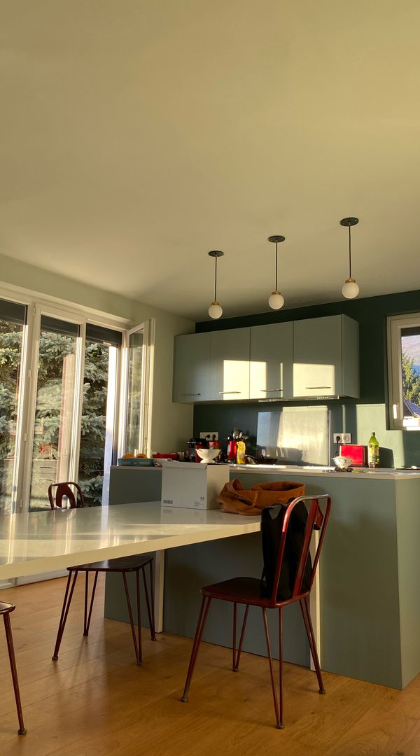 Jolie maison rénovée, lumineuse, agréable à vivre en intérieur et extérieur. Calme, tranquillité et verdure à 15 minutes en Tramway du centre ville de Grenoble, et dans les alpes françaises.