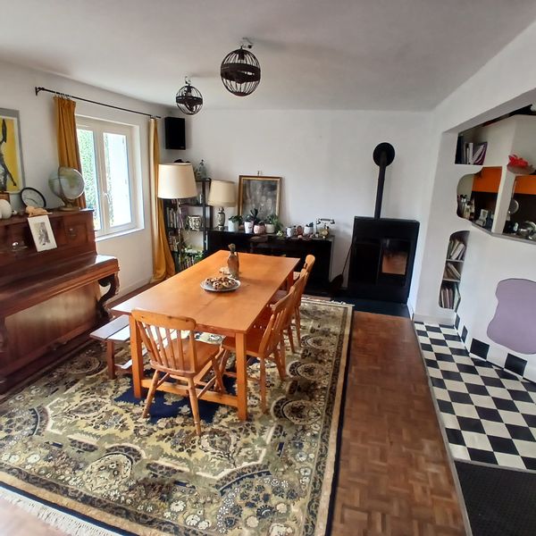 grande maison à la campagne, bercée par le chant des oiseaux