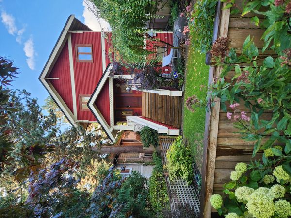 Best neighborhood in town, 10 mins walk to the beach, coffee shops, restaurants, 5 mins drive to a forest, 35 mins drive to mountain and ski areas.