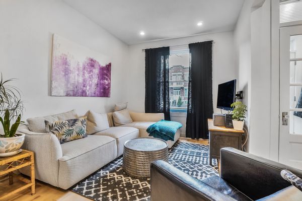 Charming 4 bedrooms with private courtyard in a lively neighborhood of Montreal