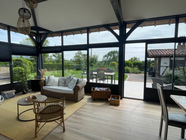 La maison d’Aurélie et Romain Maison 3 chambres à 15 min de Macon et 1h de Lyon . Se situe à la frontière de la Saône et Loire et du Rhône permettant d’accéder en - d’1h à Lyon, Chalon sur Saône, Beaune, Bourg en Bresse . Maison baignée de lumière située dans un petit village avec boulangerie et pizzeria . Le centre du village est au bord d’une rivière permettant de pique niquer ou pêcher au calme . Maison clôturée avec portail électrique