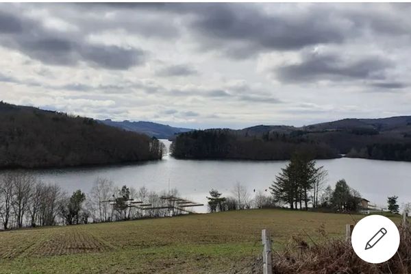 Le chalet de Nicole
Les chalets du Gua des Brasses se situent à 2 km du village de la Salvetat sur Agoût dans un écrin de verdure à 5mn du Lac de la Raviège (accès à pieds en 10mn).
Base de Loisirs au bord du lac.
Balades, pêche, champignons,etc.
Un petit Paradis.