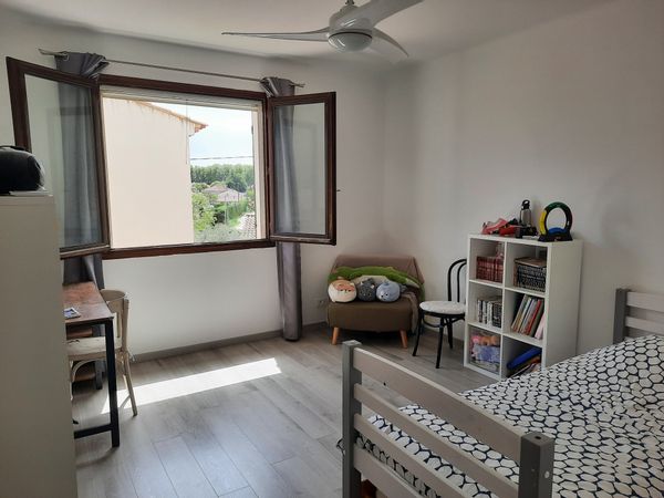 La chambre privée de SEBASTIEN est une chambre très lumineuse avec un lit double et un espace de travail. Vous aurez accès aux espaces communs, cuisine, salle de bain, terrasse.