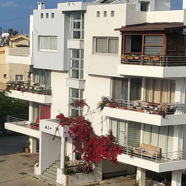3-flat bedroom in the heart of beautiful Kyrenia. 15 minutes from seafront.