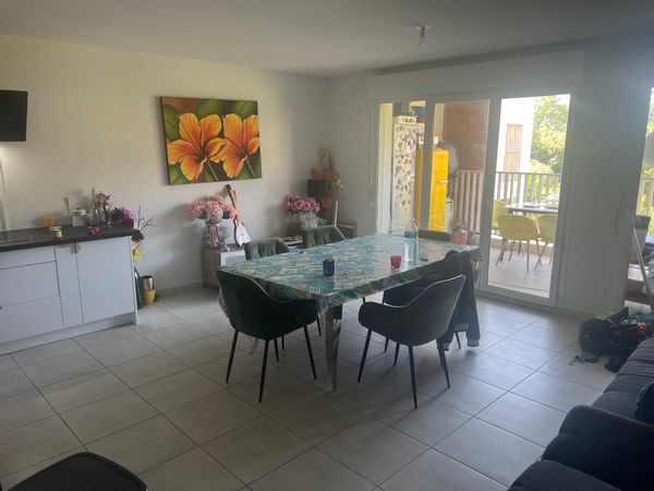 La chambre privée de Angéla Très calme -grand lit de 2 mètres/2 mètres.